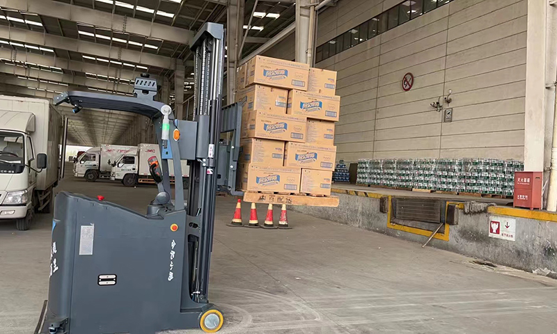 Vision-triggered transport between distribution warehouses