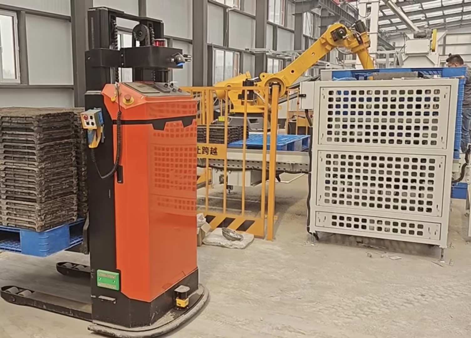 农化温室 AGV 与穿梭车协同