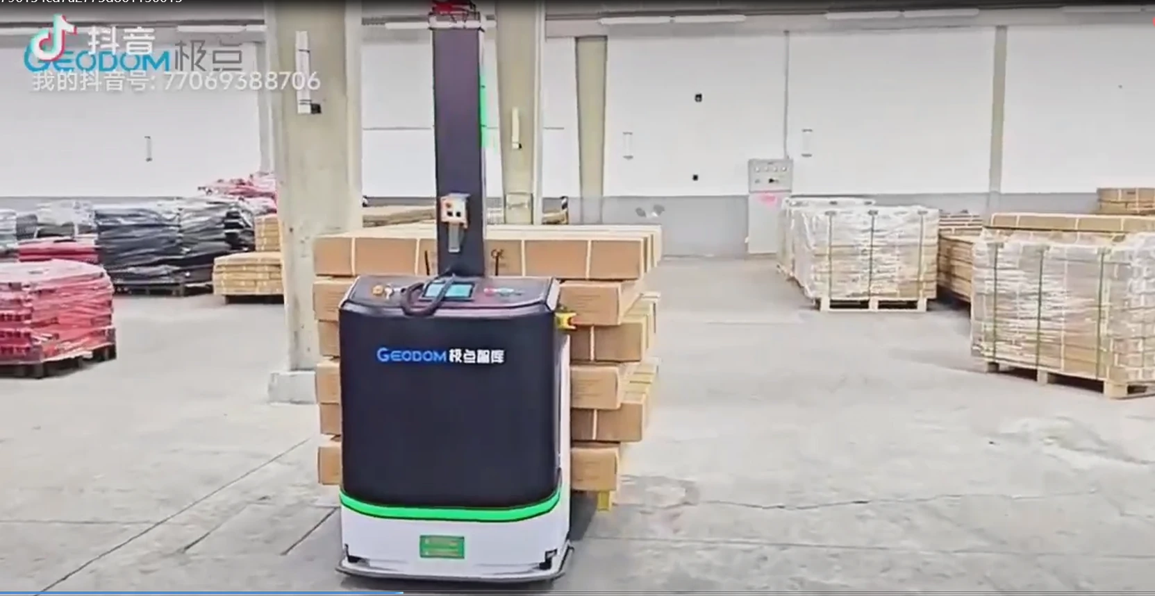 机加工成品 AGV 与机械臂协同